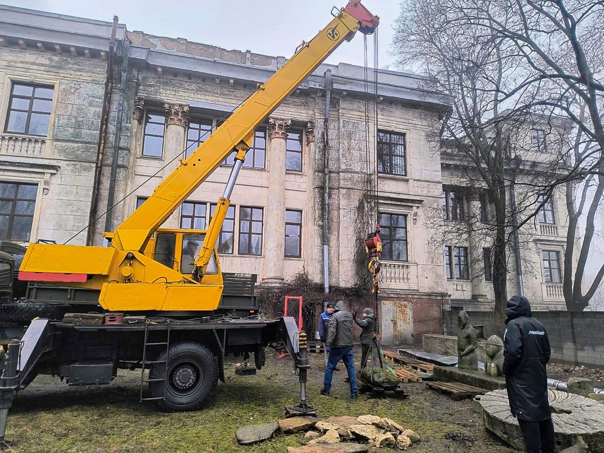CIMIC_UA's tweet photo. Servicemen of 25th Airborne Brigade "Sicheslav" in cooperation with museum specialists and volunteers evacuated 11th–13th century Polovtsian stone statues from near the frontline to protect Ukraine’s cultural heritage from destruction.

Read more: https://t.co/51YAlYzJSL https://t.co/yaqhqqKlVX