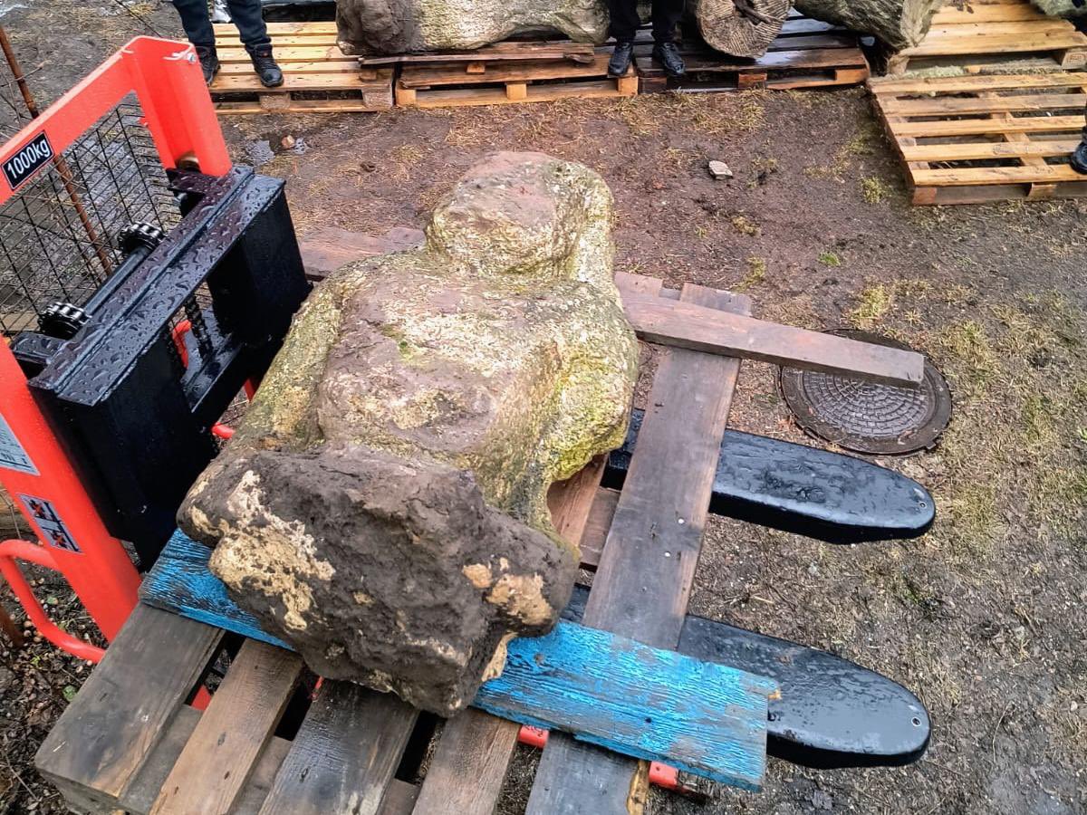 CIMIC_UA's tweet photo. Servicemen of 25th Airborne Brigade "Sicheslav" in cooperation with museum specialists and volunteers evacuated 11th–13th century Polovtsian stone statues from near the frontline to protect Ukraine’s cultural heritage from destruction.

Read more: https://t.co/51YAlYzJSL https://t.co/yaqhqqKlVX
