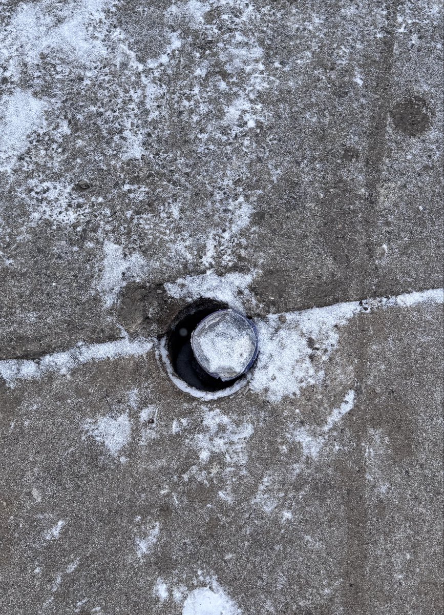 atmarais's tweet photo. @311Toronto last week the sidewalk plow pulled up and broke whatever metal cover was on this city hole. Someone has put something in there so people won’t trip, but it would be good to get it covered again. Thanks. https://t.co/s5oF7qouUp