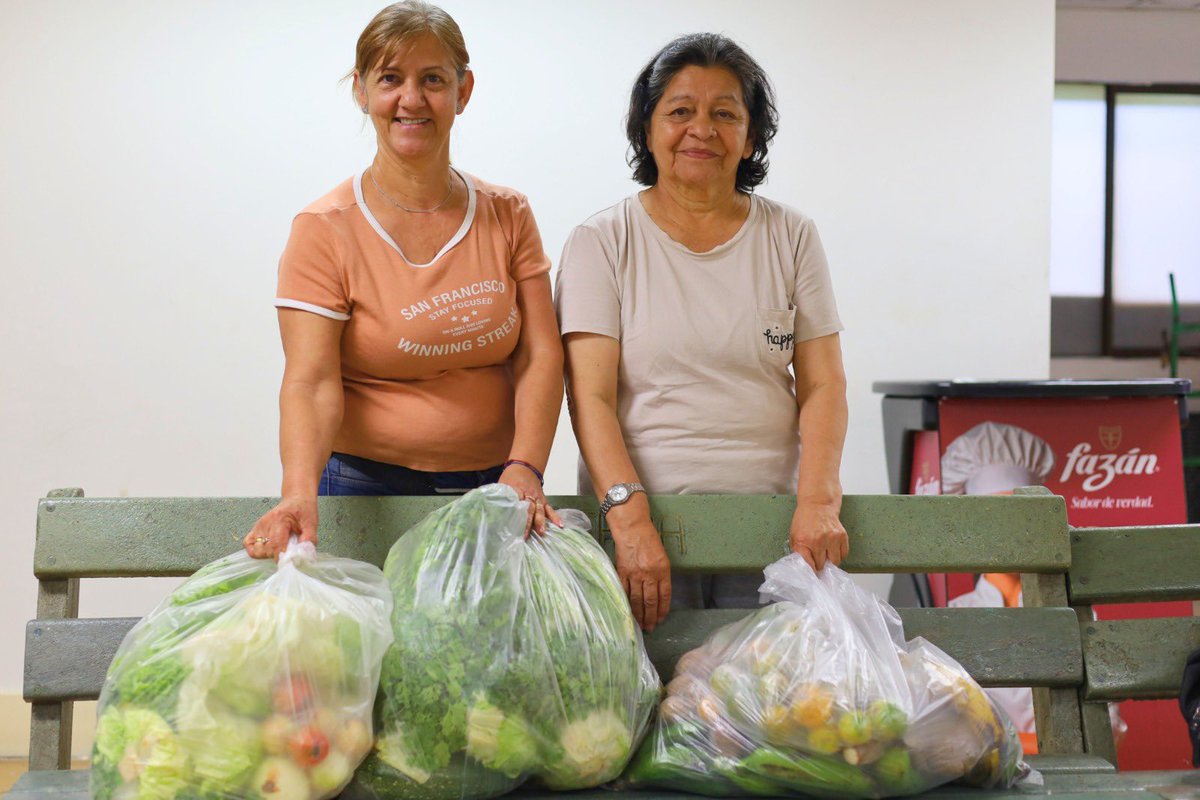 FicoGutierrez's tweet photo. En Medellín estamos evitando que la comida buena se vaya a la basura.

Con Medellín Cero Hambre ya hemos recuperado 154 toneladas de alimentos en las plazas de mercado y también hemos entregado más de 6.000 paquetes de frutas y verduras a 5.027 hogares.

Además, parte de estos alimentos los estamos transformando para que duren más y otros se convierten en abono, evitando desperdicio.

Aquí trabajamos con hechos para que ninguna familia se acueste sin comer.