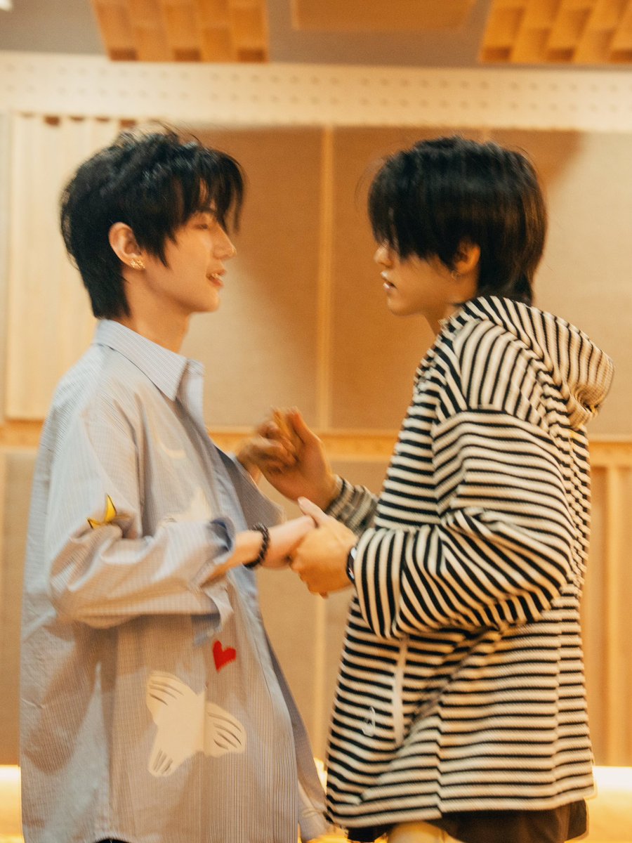 nine_mmj's tweet photo. Countdown to the meeting D5
The photos of the rehearsal tidbits are falling.

#ToMyShore
#Yunqi 
#HaoYiran https://t.co/ZwWB6wN6IY