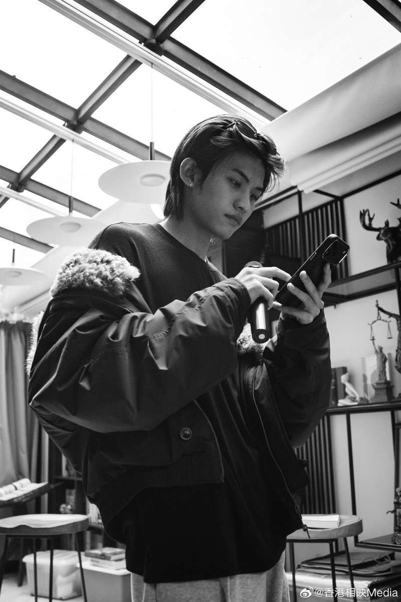 nine_mmj's tweet photo. Countdown to the meeting D5
The photos of the rehearsal tidbits are falling.

#ToMyShore
#Yunqi 
#HaoYiran https://t.co/ZwWB6wN6IY