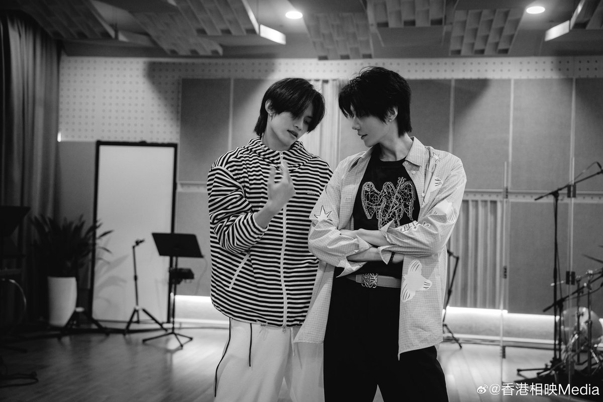 nine_mmj's tweet photo. Countdown to the meeting D5
The photos of the rehearsal tidbits are falling.

#ToMyShore
#Yunqi 
#HaoYiran https://t.co/ZwWB6wN6IY