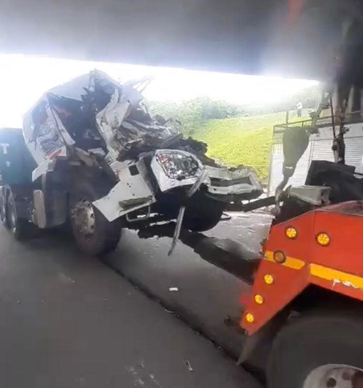 TrafficSA's tweet photo. Durban = Live View: M7 East (Latest): ROAD CLOSED at Northdene #TankerCrash https://t.co/iojBuMA5lr