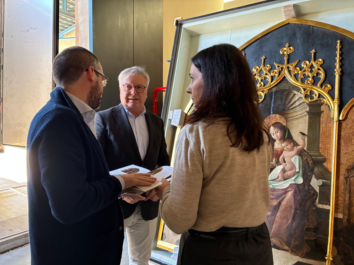 IAPHpatrimonio's tweet photo. Depositada en el @IAPHpatrimonio @CulturaAND la pintura sobre tabla “Tríptico del Maestro de la Mendicidad” (Ca. 1520-1530) de la Sala Capitular Baja del @Ayto_Sevilla para el estudio y redacción del Proyecto de Conservación previo a su intervención https://t.co/Vf3HLmPcdh
