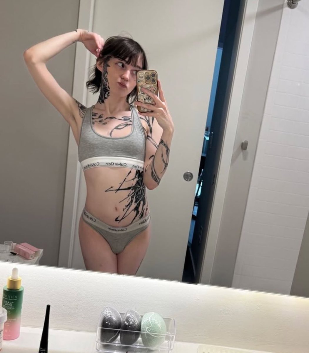 eroticautisms_2's tweet photo. Do you like your girls with glasses or no glasses... https://t.co/uLt6bOiXZN