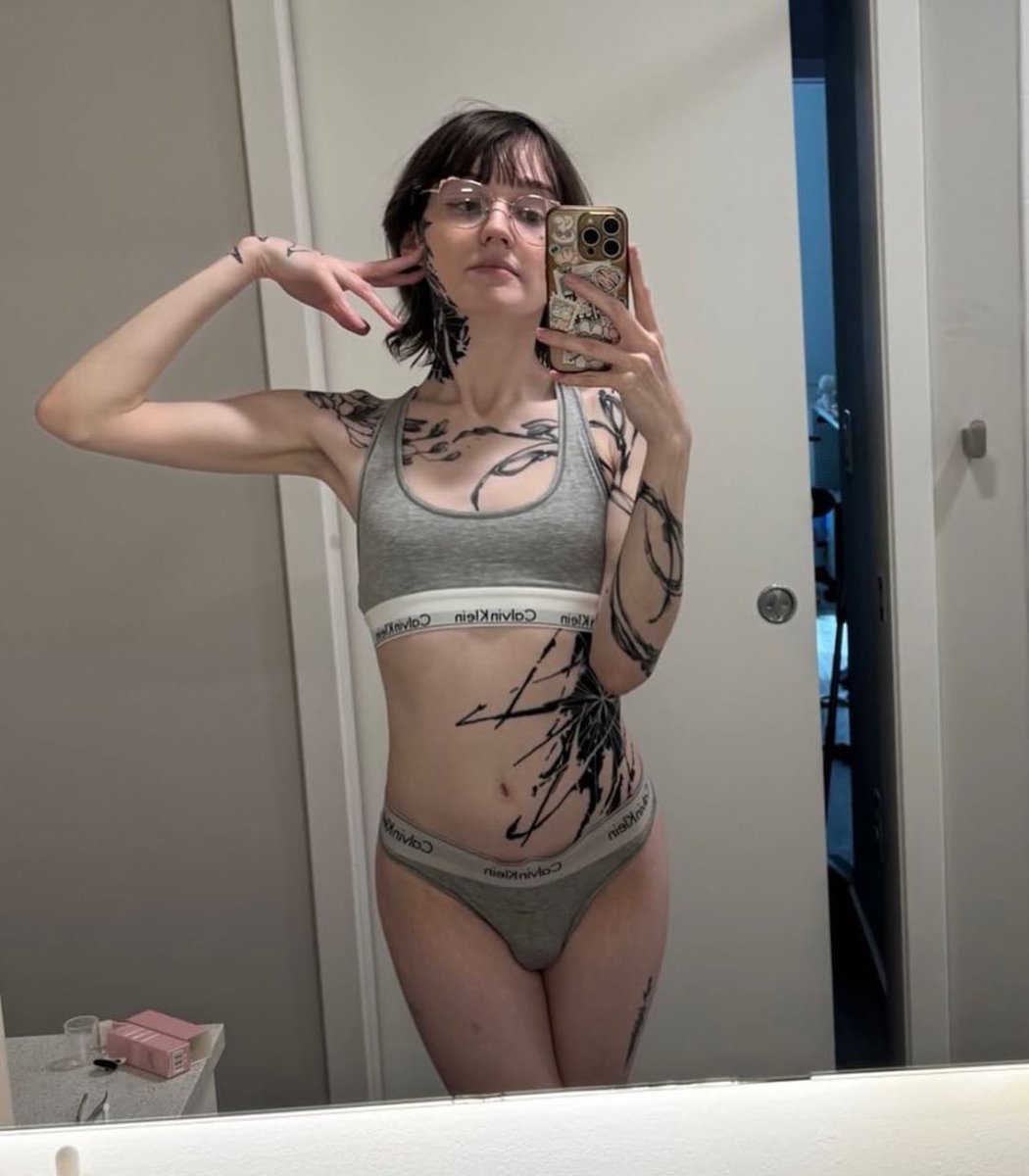 eroticautisms_2's tweet photo. Do you like your girls with glasses or no glasses... https://t.co/uLt6bOiXZN