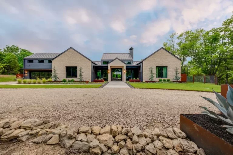 MAKEREADYDesign's tweet photo. Is a custom build your dream or a potential headache? 🏠

From total creative control to navigating construction timelines, there's a lot to weigh before breaking ground. Discover the key questions to ask yourself before committing to a one-of-a-kind home! https://t.co/s24rS1FhQL https://t.co/cnOZtpYJyt