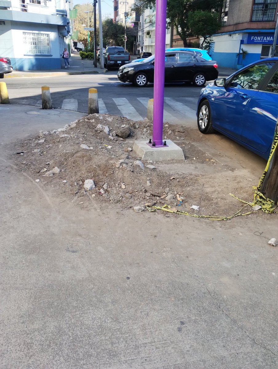 jorge_camilo70's tweet photo. 3 semanas y nadie se hace responsable de retirar el cascajo y costales con más cascajo SUAC-1902263979627 @locatel_mx @BJAlcaldia @AccionesBJ @SOBSECDMX @GobCDMX la imagen del antes y después del reporte Pedro Romero de Terreros esq Anaxagoras, Narvarte poniente @NarvarteVecinos https://t.co/KhsGPLha8M