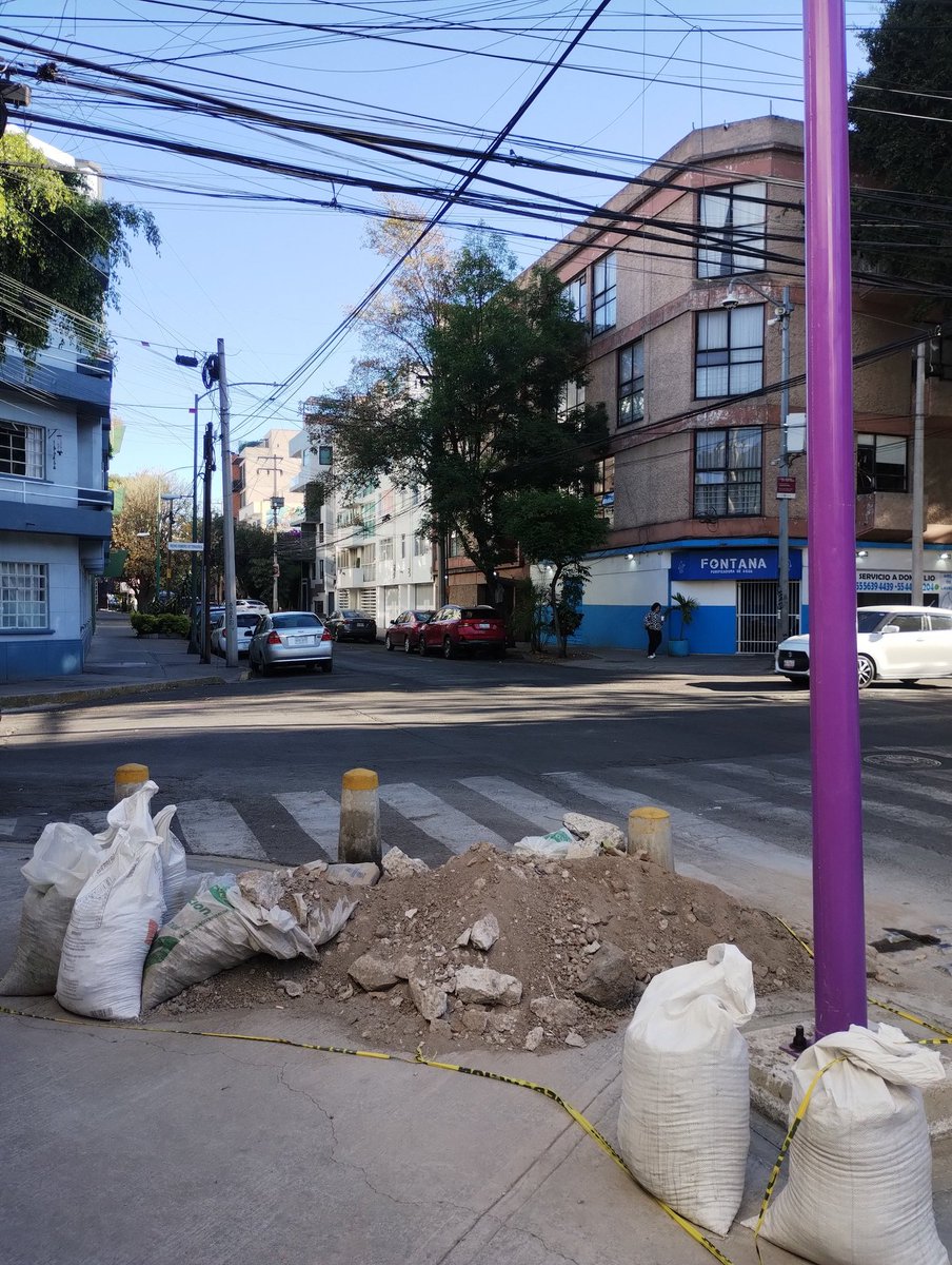 jorge_camilo70's tweet photo. 3 semanas y nadie se hace responsable de retirar el cascajo y costales con más cascajo SUAC-1902263979627 @locatel_mx @BJAlcaldia @AccionesBJ @SOBSECDMX @GobCDMX la imagen del antes y después del reporte Pedro Romero de Terreros esq Anaxagoras, Narvarte poniente @NarvarteVecinos https://t.co/KhsGPLha8M