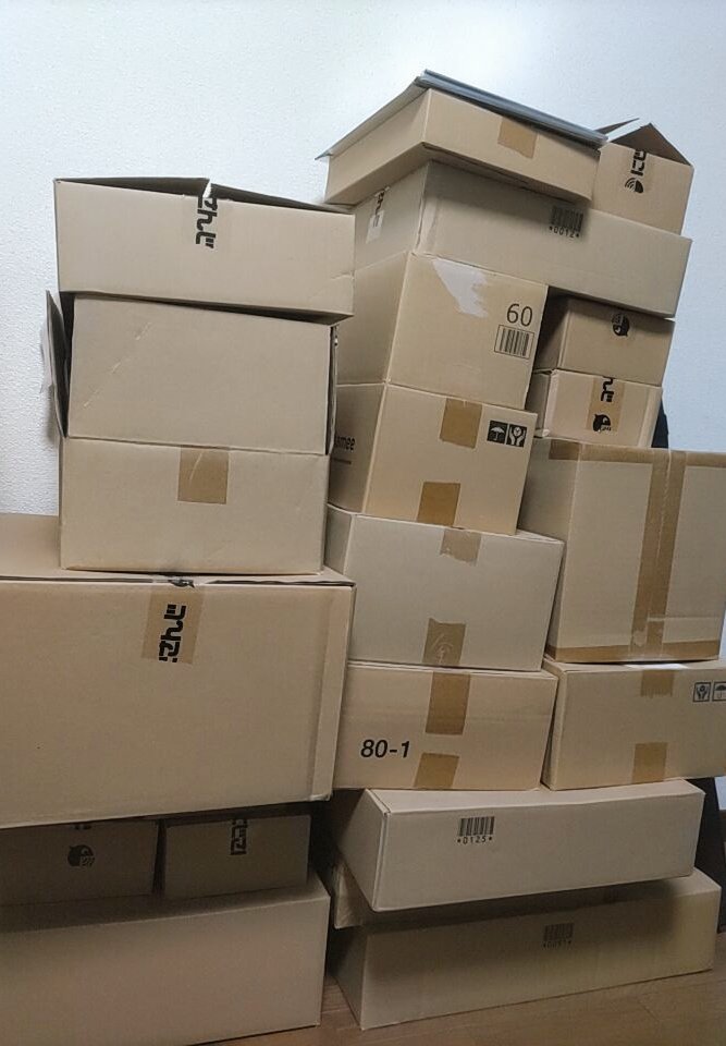 これから開ける開いてるけどしまえてないダンボールたちもいます