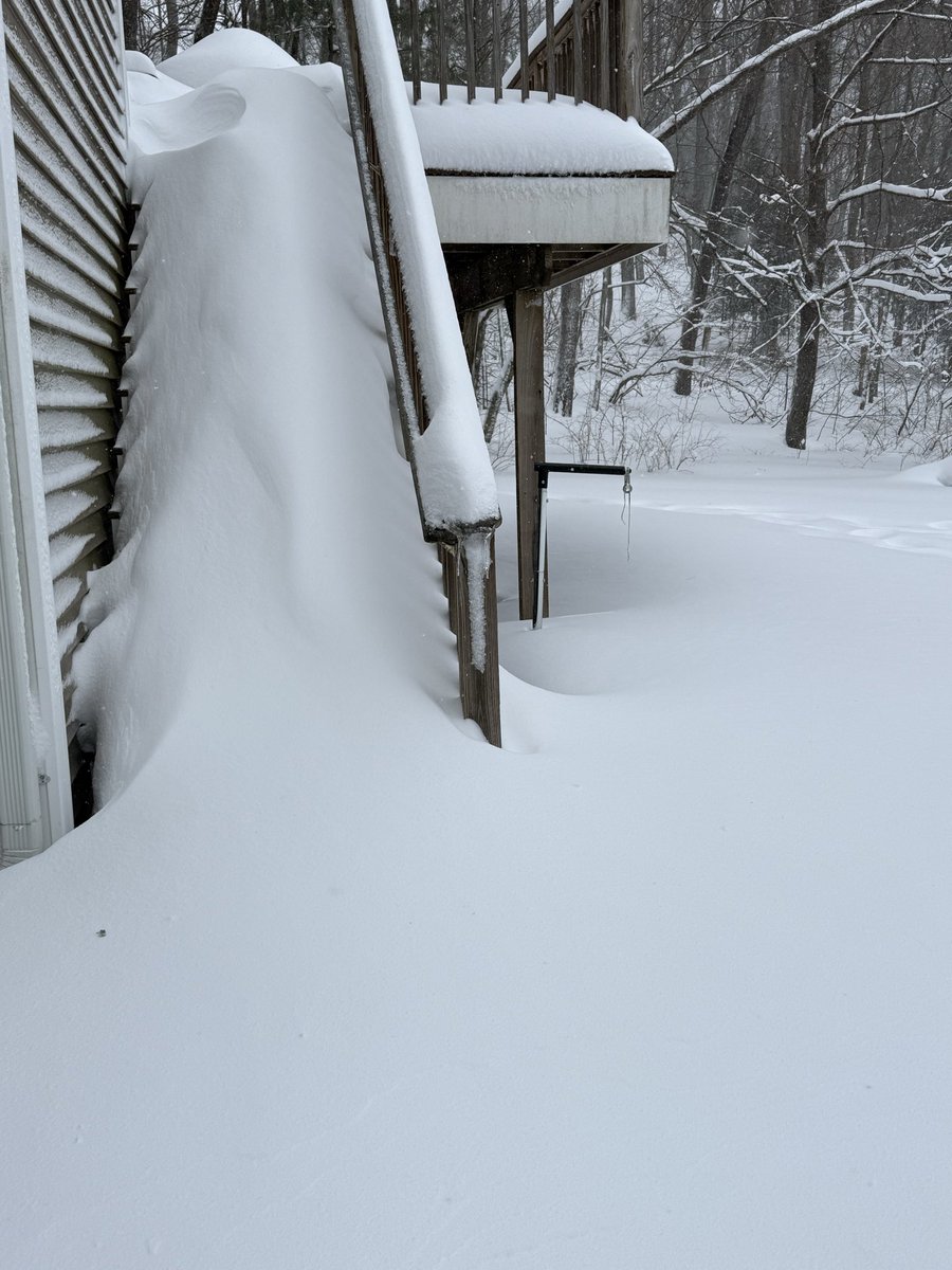 Hayds1221's tweet photo. [945 AM] Storm total snowfall now at 10.5” in Westborough. Snow and wind continue with a current temp of 24 degrees. @NWSBoston @WX1BOX https://t.co/8VvkRwCWXN