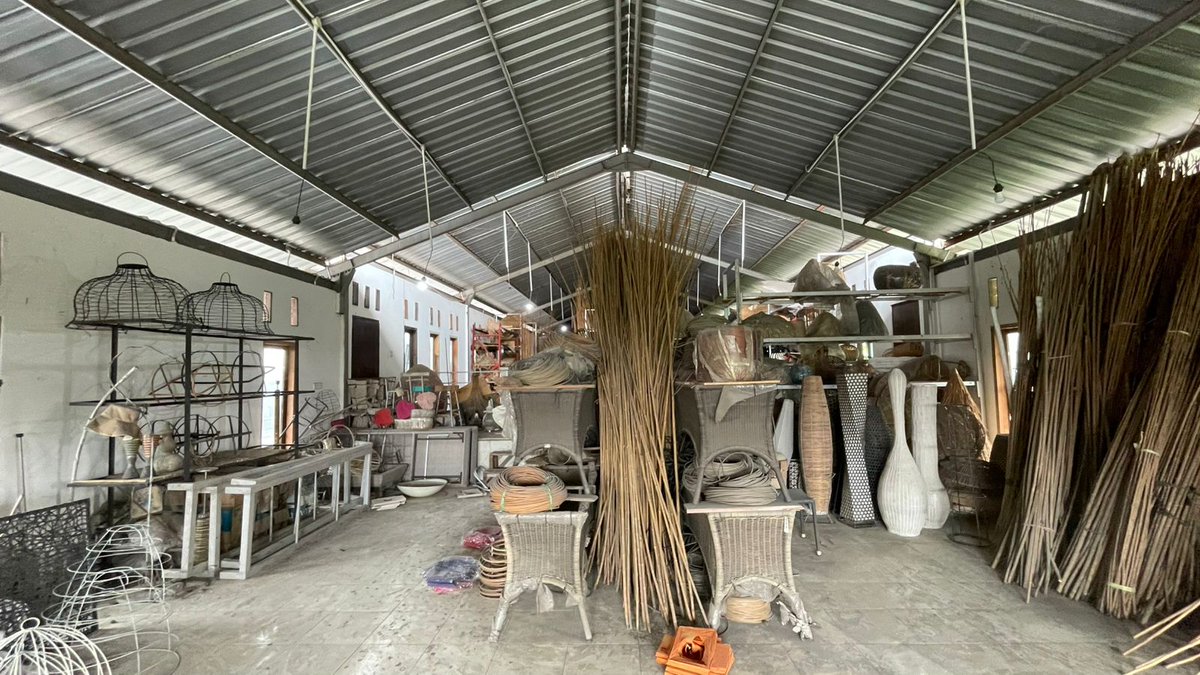 deanmahendra's tweet photo. DIJUAL - PROPERTI KOMERSIAL STRATEGIS DI BALI
Harga: Rp 30 Miliar (Nego)

Spesifikasi: 
• Luas Tanah 8,80 Are
• Bangunan 2 Lantai – Rangka Baja
• Listrik 10.500 Watt + 2.200 Watt
• Sertifikat &amp; IMB lengkap

Serious buyer only.
Untuk detail lokasi &amp; viewing, silakan DM. https://t.co/sF90fcPg9R