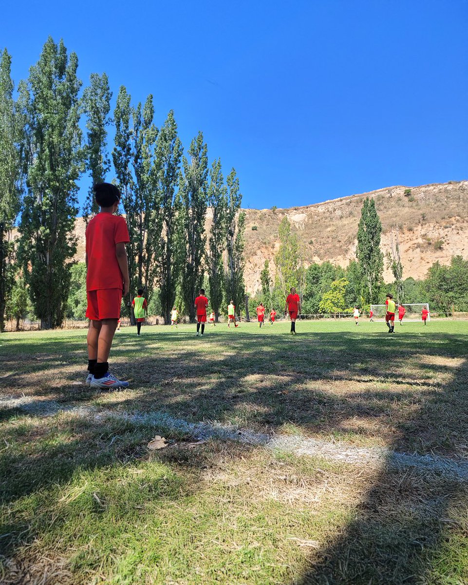CeiElJarama's tweet photo. ⚽🌿 Campus de Fútbol CEI El Jarama – Verano 2026 🌞
Niños/as 6-14 años entrenan 4h/día, con entrenadores titulados, en grupos reducidos y disfrutan naturaleza, piscina, equitación, multiaventura y veladas mágicas. Plazas limitadas 👉 https://t.co/Paqn7IyJEa https://t.co/HDfbXZ7J8z