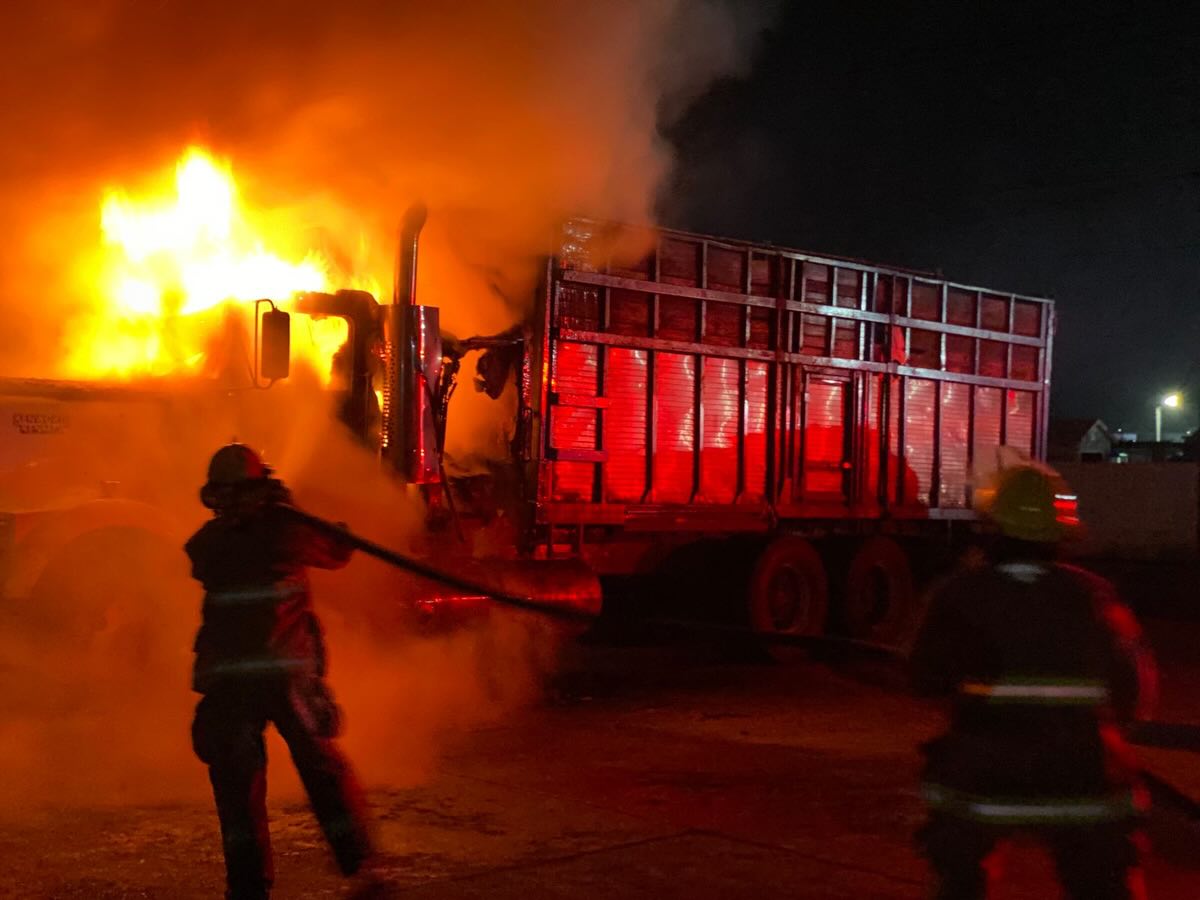 TabascohoyFM's tweet photo. #AlminutoTHR🔴 #NoticieroMatutinoTHR☀️ |
🔹Protección Civil Tabasco informó que, en el municipio de #Huimanguillo, personal del Centro Regional Sábana del #IPCET activó los protocolos correspondientes tras recibir reportes de incendio.
📍 Primer evento:
Incendio de vehículo sobre la calle Ignacio Gutiérrez, en la colonia Centro.
📍 Segundo evento:
Incendio de vehículo tipo torton en la avenida Trinidad Malpica, también en la colonia Centro.
➡️ En ambos casos se realizaron las acciones necesarias para el control y mitigación de riesgos. Solo se reportaron daños materiales, sin personas lesionadas.
#Villahermosa #TabascoHoyRadio909
https://t.co/CXk04mtXiG