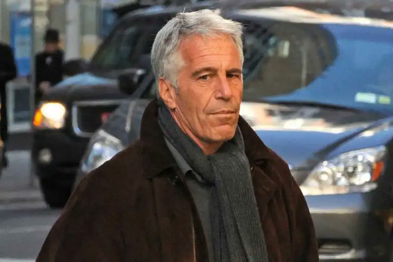 jon_delorraine's tweet photo. 🔴🇺🇸 ALERTE INFO | Jeffrey Epstein a payé des détectives pour cacher des fichiers secrets, des photographies, des ordinateurs dans des entrepôts à plusieurs endroits aux États-Unis (The Telegraph) https://t.co/ofS0XLz7ya