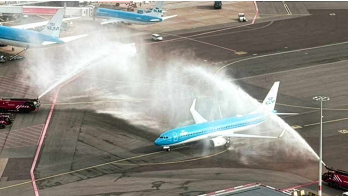 F-35-vliegers steken TeamNL op weg naar Schiphol hart onder de riem dlvr.it/TR6dm9