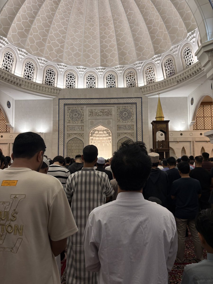 mnasrullah00's tweet photo. Dikala waniter-waniter threads kongsikan masjid yang paling habis terawih dan yang ada moreh.

Suka saya kongsikan masjid yang paling lambat habis dan bacaan imam Arab yang bertajwid dan sedap.

Satu hari satu juzuk. Pace pukul 10:45 ke 11:00 baru habis 20 rakaat beserta witir. https://t.co/WPZSY7aYw0