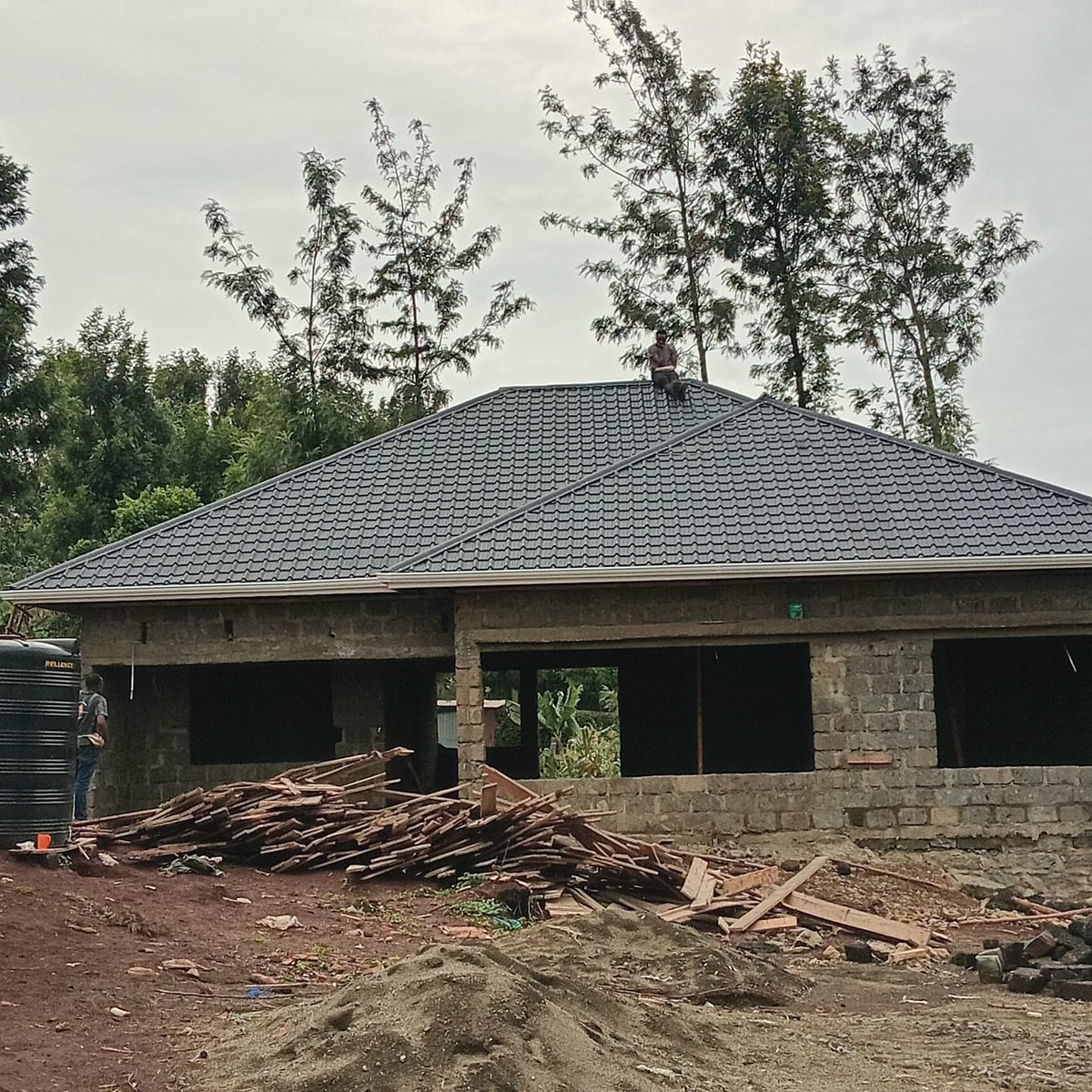 DESIGN_FOURTEEN's tweet photo. The
1. Roofing sheets and accessories - KES 297,000 (G28- RUIRU MABATI versatile)
2. Timber -KES 150,000 (Wairimu 0714246210 cypress)
3. Gutters- KES 30,000
4. Labour - KES 90,000
TOTAL ROOFING COST -KES 567,000 https://t.co/p2ek3O95Ph