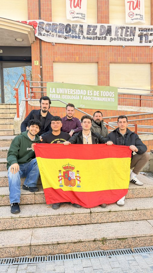 La basura fascista que arranco las pancartas del <a href="/Martxoak3/">Martxoak 3 #M3MORIA</a>  #DelitoOdio 

Eraso Faxistak 🚨  Salaketa / Denuncia

<a href="/ELA_Sindikatua/">ELA Sindikatua</a> <a href="/LABsindikatua/">LAB SINDIKATUA</a> <a href="/ESKsindikatua/">ESK Sindikatua</a>
<a href="/STEILAS_/">STEILAS sindikatua</a> <a href="/hirusindikatua/">hiru sindikatua</a> <a href="/cgt_lkn/">CGT-LKN Euskal Herria</a>  <a href="/CNTsindikatua/">CNT Sindikatua</a> <a href="/Antifaxismoa/">Sare Antifaxista</a>