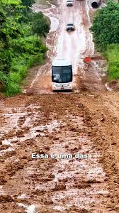 De acordo com agentes da PRF isso aqui é uma BR e se você utilizar um veículo apropriado como um UTV para trafegar com segurança por esse caminho de lama ele será ROUBADO, ou como os agentes dizem "apreendido".
