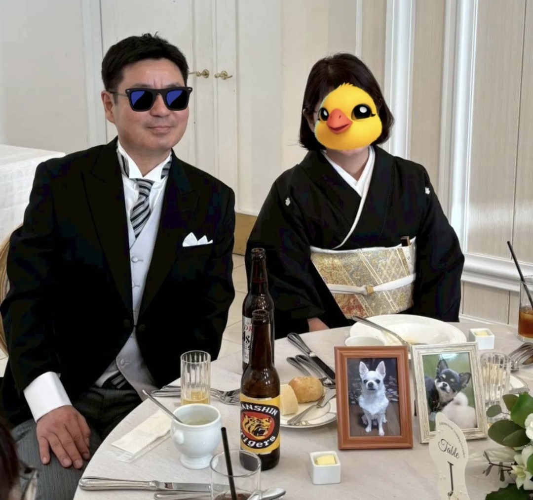 rock_feeld's tweet photo. 、

2026.2.23

、

披露宴。

姪っ子が　早速　写真、　送ってくれた。

、

嫁はんと、　

チー助　🐶　と、　

クロ　🐶　と。

、

、

倅の　結婚式。

、

、

御列席　賜りました　皆さま、

誠に

ありがとうございました。

、

、

、 https://t.co/eXadRoVMeW