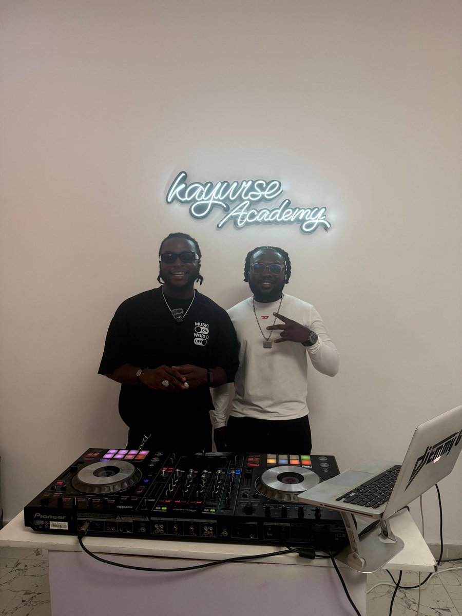 henshaw_blaze's tweet photo. Today I take a bold step learning from the best @djkaywise this will help me curate sounds, structure songs better write songs that feel good and perform well. Join my new journey, I promise you will love it… joor o https://t.co/9lgI3BPRPk