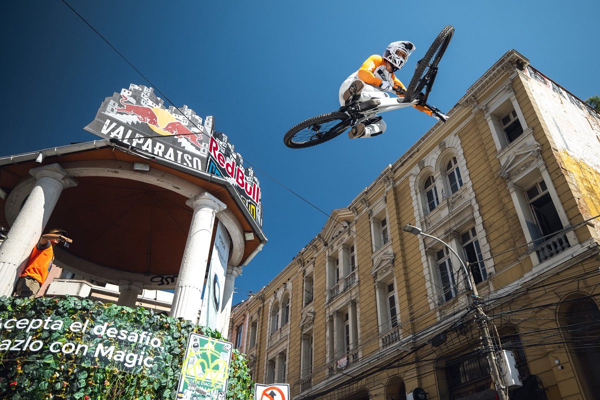 Pegsa_Group's tweet photo. Un poco de lo que fue Red Bull Cerro Abajo VALPARAÍSO 🤯💥🔥

Sebastián Holguín, 21 años, una bajada perfecta y Colombia volvió a lo más alto después de 13 años 🇨🇴👑

#ValparaisoCerroAbajo #MTB #Downhill #RideToTheTop 
#LovedByPEGSA https://t.co/rHsRzsUg8v