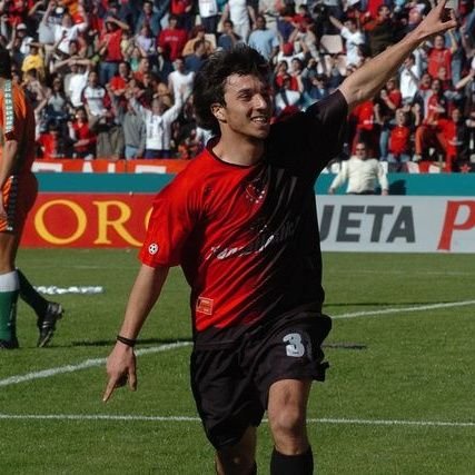 Tato_Lepra_'s tweet photo. Lo que es ser ídolo de verdad. Volver en las malas pudiendo jugar en Europa, con el equipo en zona de descenso. Y no solo salvar a tu equipo, sino llevarlo a la gloria de salir campeón. Después te los quieren comparar con gente que se fue de su club porque no cobraba en dólares😅 https://t.co/p9hGIx0p6n