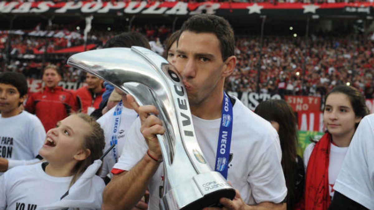 Tato_Lepra_'s tweet photo. Lo que es ser ídolo de verdad. Volver en las malas pudiendo jugar en Europa, con el equipo en zona de descenso. Y no solo salvar a tu equipo, sino llevarlo a la gloria de salir campeón. Después te los quieren comparar con gente que se fue de su club porque no cobraba en dólares😅 https://t.co/p9hGIx0p6n