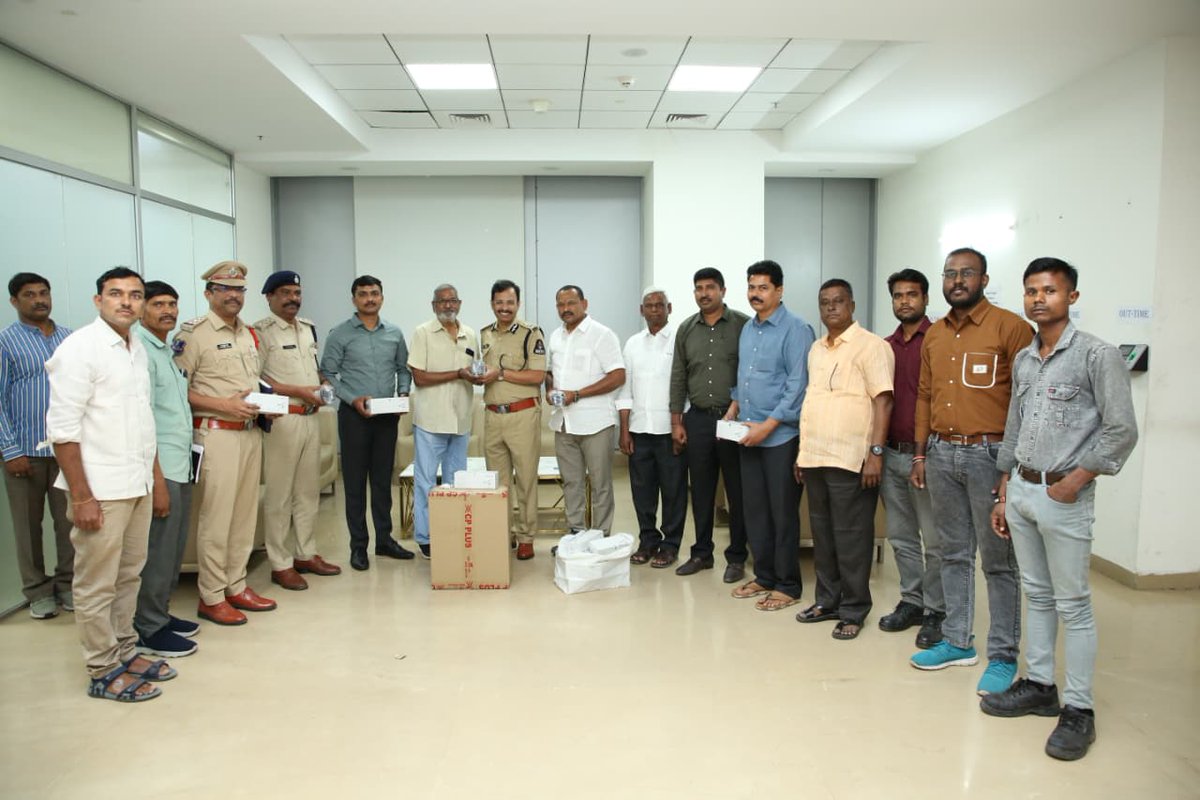 NewsMeter_In's tweet photo. #Hyderabad:
32 #CCTVs donated under ‘Donate a Camera’ Initiative
Residents of #KaranbaghColony, #Saidabad, donated as many as 32 HD #CCTVcameras to @hydcitypolice under the EYES & Donate a Camera scheme.
@CPHydCity @SajjanarVC said CCTVs act as “force multipliers” and urged #citizens & #corporates to support #citysurveillance through #CSR initiatives.
The #cameras were handed over in the presence of senior police officials from #Charminar Zone.