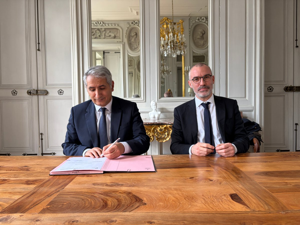 Prefet51's tweet photo. #PriseDeFonction

Ce lundi 23 février, Fayçal Douhane a officiellement pris ses fonctions de sous-préfet de l'arrondissement de #Reims.

Une matinée marquée par deux étapes clés :

💐 Le recueillement : Dépôt de gerbe au Monument aux Morts de Reims, en présence des élus locaux et de Jean-Marc Roze, président @DptMarne  .

✍️ L'engagement officiel : Signature du procès-verbal d'installation aux côtés du préfet Romain Royet.

Désormais installé, le sous-préfet agira au quotidien pour accompagner les élus, garantir la sécurité et soutenir les projets du territoire rémois.

Bienvenue à lui dans la Marne ! 🤝