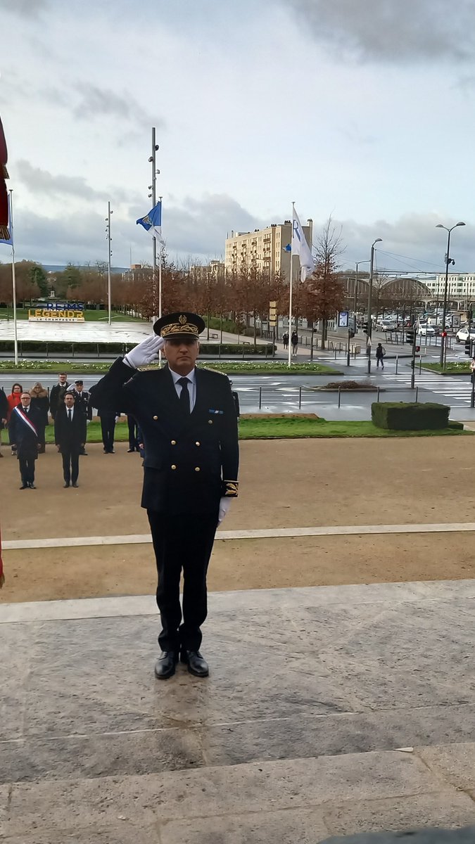 Prefet51's tweet photo. #PriseDeFonction

Ce lundi 23 février, Fayçal Douhane a officiellement pris ses fonctions de sous-préfet de l'arrondissement de #Reims.

Une matinée marquée par deux étapes clés :

💐 Le recueillement : Dépôt de gerbe au Monument aux Morts de Reims, en présence des élus locaux et de Jean-Marc Roze, président @DptMarne  .

✍️ L'engagement officiel : Signature du procès-verbal d'installation aux côtés du préfet Romain Royet.

Désormais installé, le sous-préfet agira au quotidien pour accompagner les élus, garantir la sécurité et soutenir les projets du territoire rémois.

Bienvenue à lui dans la Marne ! 🤝
