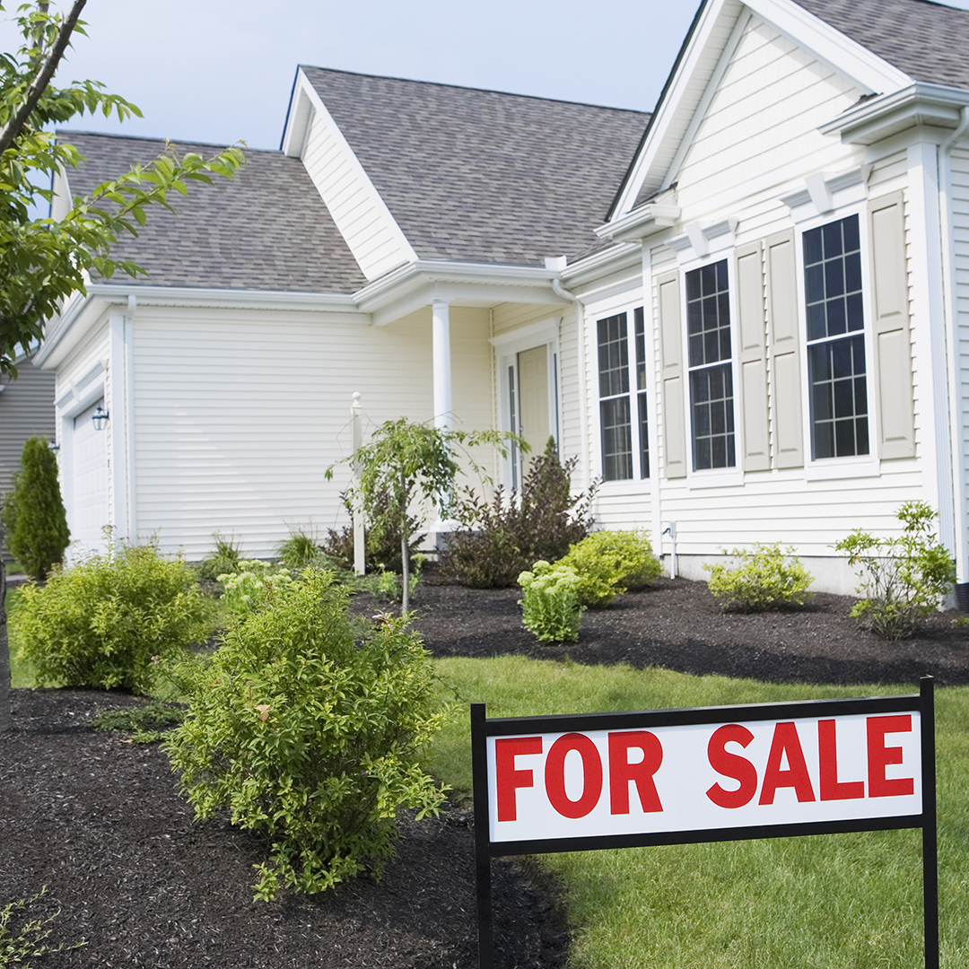 RealtorAgatha's tweet photo. Things that are super popular right now:

🎃 Pumpkin-Spice
🏈 Football
👖  Cozy Clothes
🏠 New Homes 

If you’ve been waiting for the right time to sell your home, your wait is OVER! Send me a DM ASAP https://t.co/IYAWYACQnH