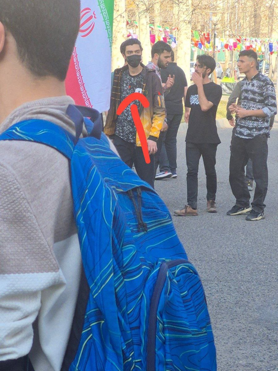 آقا وحید اینا بسیجی هستند از 
حامیان بچه شاه 
آرمین اصغریان که با فلش قرمز نشان داده شده