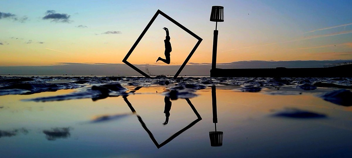Brucemartin3's tweet photo. @kerriegosneyTV @itvcalendar @LaraRostronTV @IanWhiteNews My little salutations this morning, just before the beautiful sunrise in Cleethorpes β€οΈ I had a spare picture frame in the car πππ Please feel free to share the pics #weatherpic https://t.co/LPyIUEPMPx