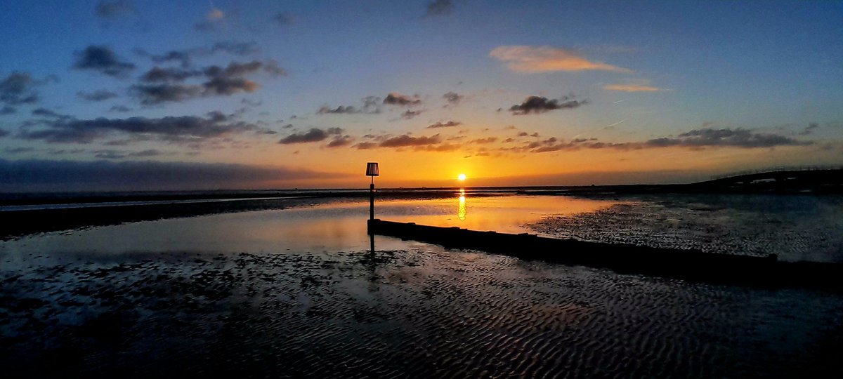 Brucemartin3's tweet photo. @kerriegosneyTV @itvcalendar @LaraRostronTV @IanWhiteNews My little salutations this morning, just before the beautiful sunrise in Cleethorpes β€οΈ I had a spare picture frame in the car πππ Please feel free to share the pics #weatherpic https://t.co/LPyIUEPMPx