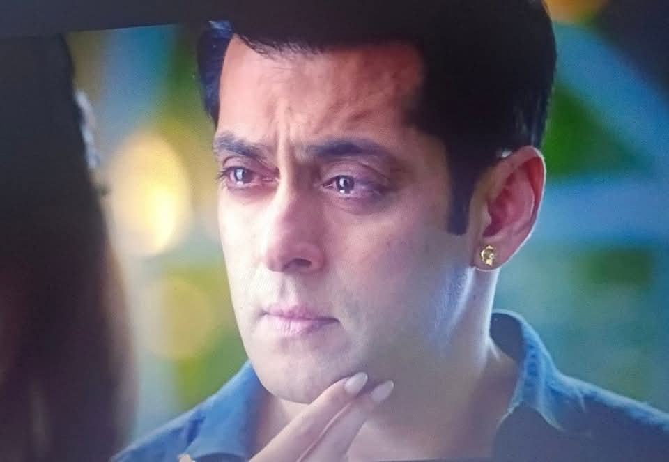 This scene from JALTE DIYE!! 🥺
We can see the tears in Prem's eyes cuz at this point he had started liking the princess, but since he was not the prince he couldn't show his feelings, and he knew he would lose her once the real prince would be back. 
PERFECT! 🫠❤
#SalmanKhan 🫶