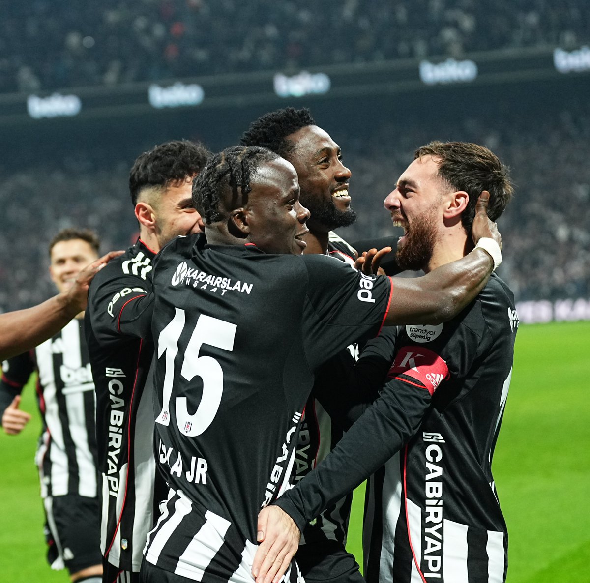 Son 4 sezonun en büyük zararını sorsanız bana,
Gelmeyen şampiyonluklar, harcanan paralar bile demem.
Beşiktaş'a en büyük kötülüğü, Beşiktaş'ın psikolojisini bozarak yaptılar.
Eleştiri yetmez oldu, insani değerleri de elimizden almaya kalktılar.

1 ay önce babasını feci şekilde