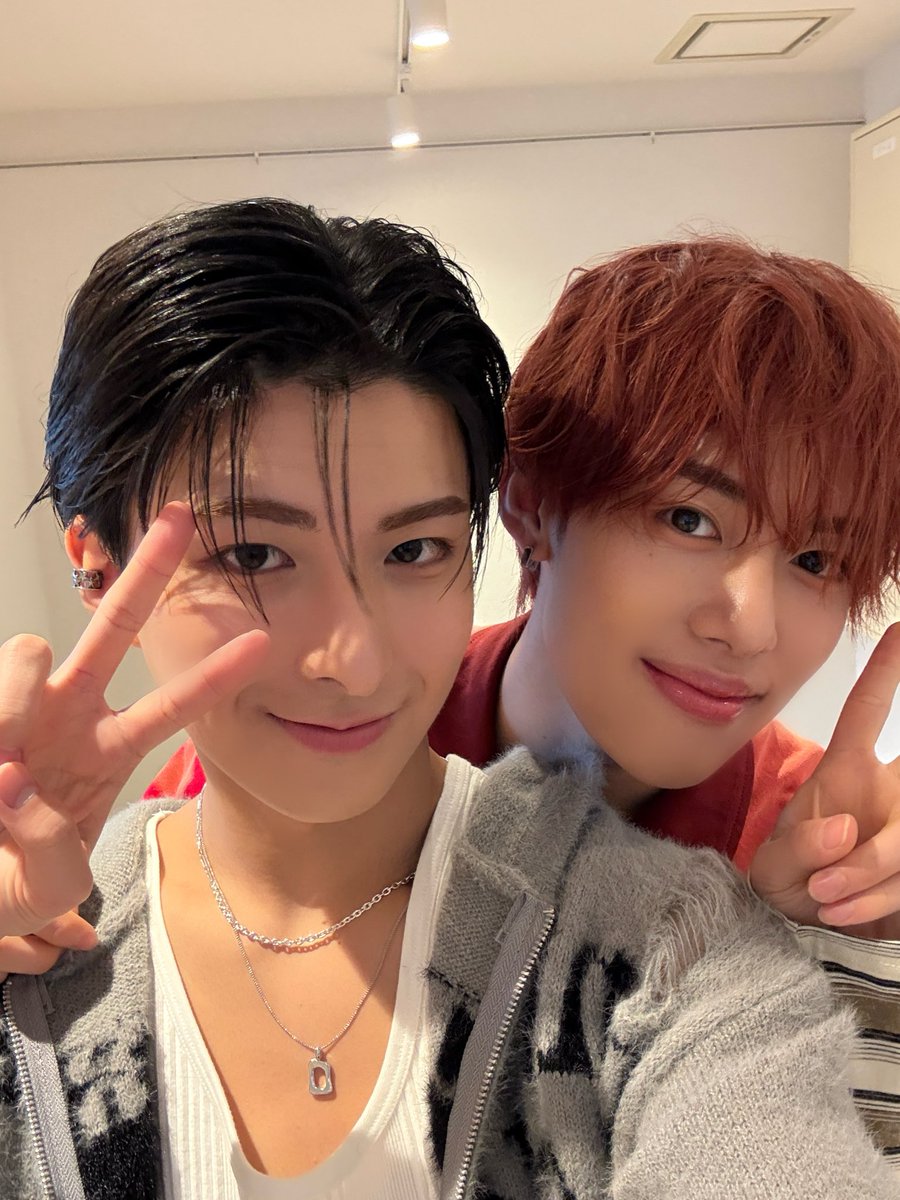 カイリ兄やん、お誕生日おめでとう!!
本当は1個上だけど同い年みたいですごい嬉しいんだぁ。。

これからも一緒に頑張っていこうね🫶
(末っ子ラインは俺だからね。)
#TAGRIGHT #今井魁里 
#HAPPY_KAIRI_DAY