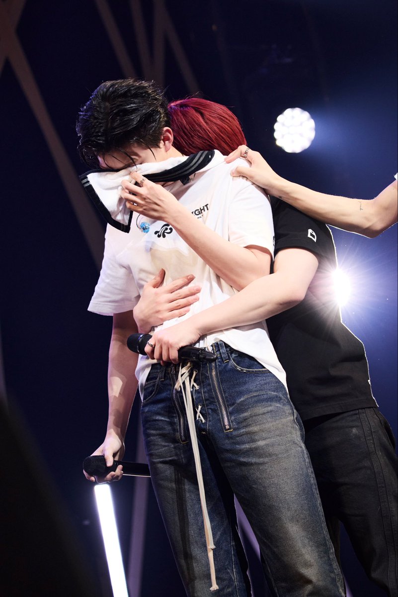 shion_kishinami's tweet photo. カイリ兄やん、お誕生日おめでとう!!
本当は1個上だけど同い年みたいですごい嬉しいんだぁ。。

これからも一緒に頑張っていこうね🫶
(末っ子ラインは俺だからね。)
#TAGRIGHT #今井魁里 
#HAPPY_KAIRI_DAY https://t.co/r7h5pGmSFg