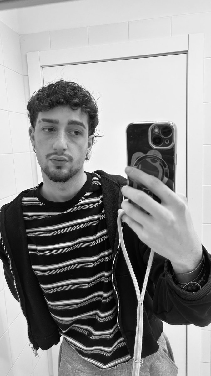 edofantinato's tweet photo. Forse preferisco la prima https://t.co/cwNgudzHEE