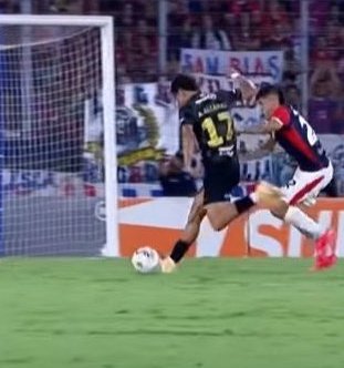 BrunoPont's tweet photo. Jairo Yambay, Vicepresidente de #Olimpia:

"En el clásico en CDE se paró por 5 minutos para revisar, lo mismo el penal de Chalá. En la toma se ve que le empuja y te pudo condicionar un resultado"

@rockandpop955
@nanduti
#LaGranJugada https://t.co/A7CegzQcsK