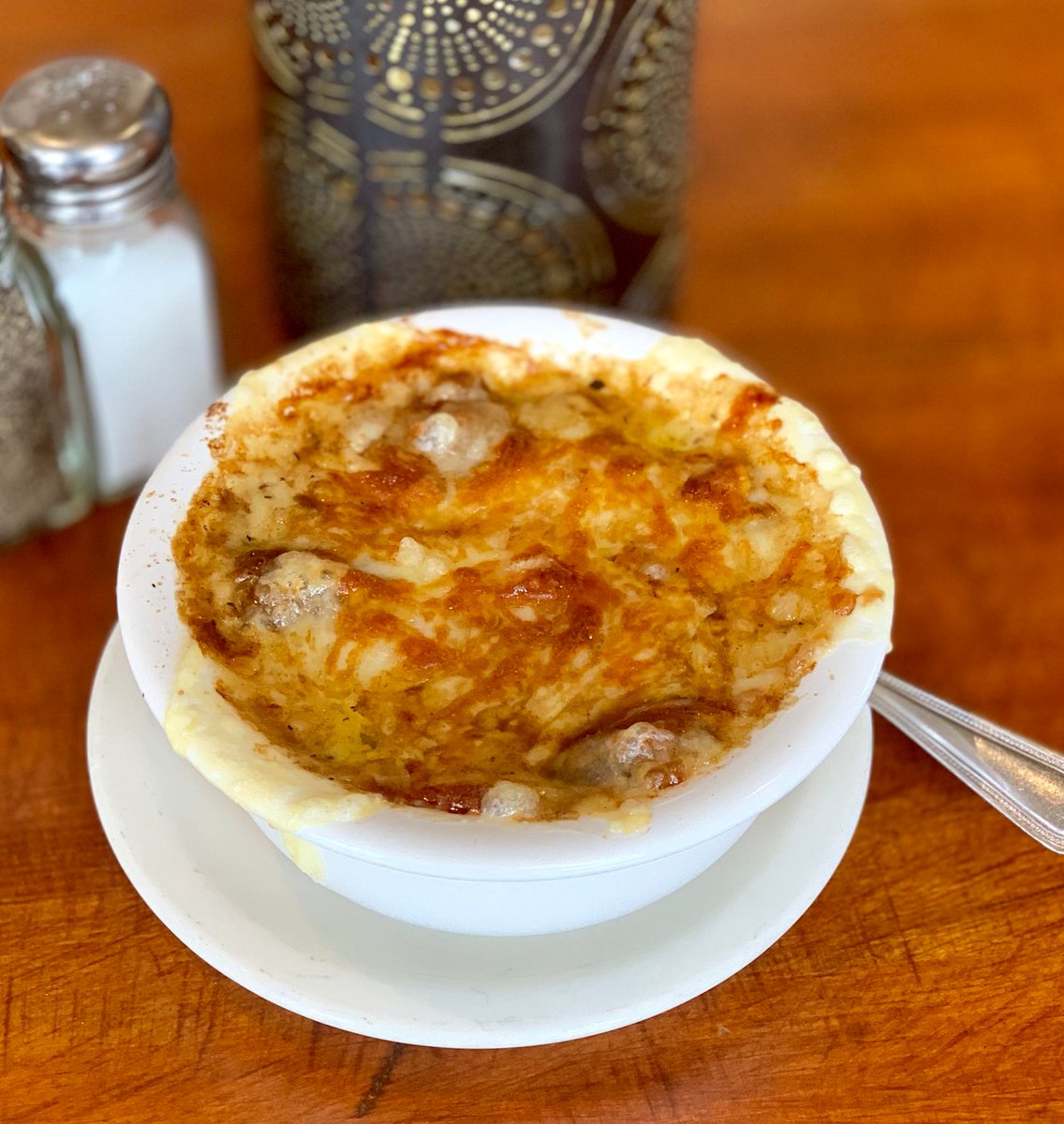 Satisfy your craving with our extremely popular Crock O' Gold! 🍲 Immerse yourself in the savory French onion soup, topped with croutons and melted cheeses. A true goldmine of flavors! #BobbyByrnes #CrockOGold 💛🧀