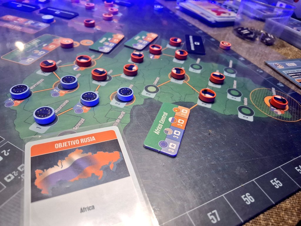 SanchoMateos's tweet photo. Estrenamos este interesante #NewColdWar de @VUCASimulations a 4...y Rusia se llevó la victoria!... un heredero del #TwilightStruggle muy divertido y multijugador ....repetiremos!! https://t.co/UbXUVB6hf2