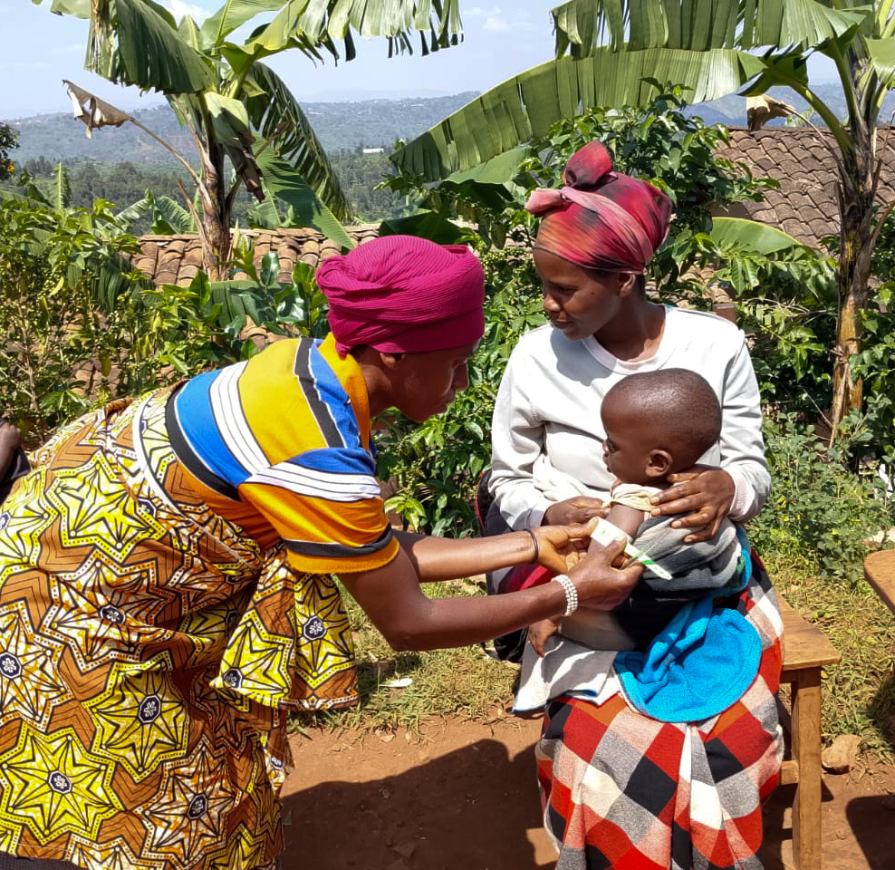 #CommuneKayanza: <a href="/WVBurundi/">World Vision Burundi</a> vient d'équiper 136 Mamans Lumières de 68 collines en matériel FARN via le projet Turamirane financé par <a href="/UEauBurundi/">UE au Burundi</a>.Le but étant d'initier 136 Foyers de Réhabilitation Nutritionnels afin de lutter contre la malnutrition aiguë modérée chez les enfants