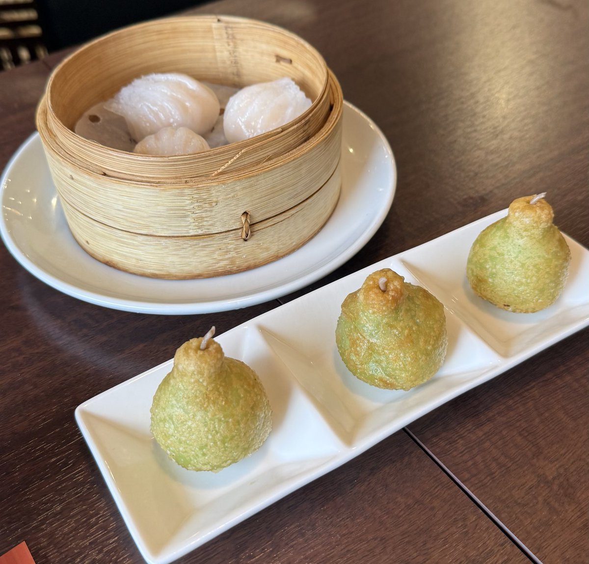 mi2ki716's tweet photo. 鼻の穴に箸🥢を突っ込んで顔面を強く押して甘いクリームを出す😍

香港点心のお店✨

そういえば返還前の香港に行ったなぁ
活気の有る自由な国際都市
初めてルイヴィトンのバッグを買った所

#DimDimSum 
#ディムディムサム https://t.co/4vQbtW8XBA