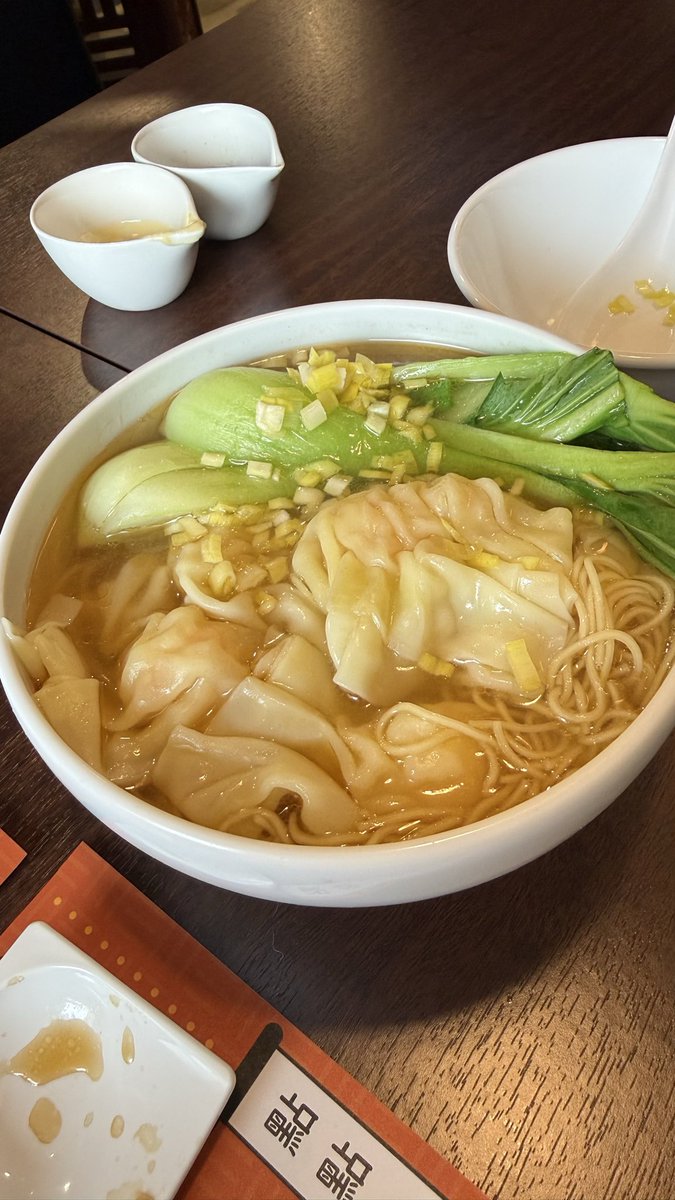 mi2ki716's tweet photo. 鼻の穴に箸🥢を突っ込んで顔面を強く押して甘いクリームを出す😍

香港点心のお店✨

そういえば返還前の香港に行ったなぁ
活気の有る自由な国際都市
初めてルイヴィトンのバッグを買った所

#DimDimSum 
#ディムディムサム https://t.co/4vQbtW8XBA