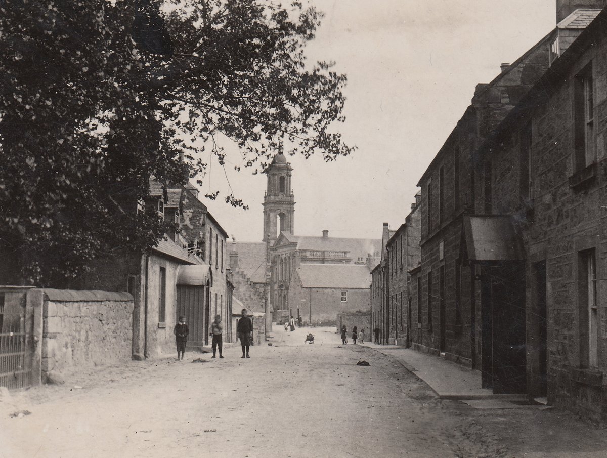 TainMuseum's tweet image. Manse Street, Tain — Then &amp;amp; Now

Two views of Manse Street, taken more than a century apart, show just how much — and how little — has changed in this corner of Tain.

#TainHistory #ThenAndNow #EasterRoss #LocalHeritage #OldPhotographs