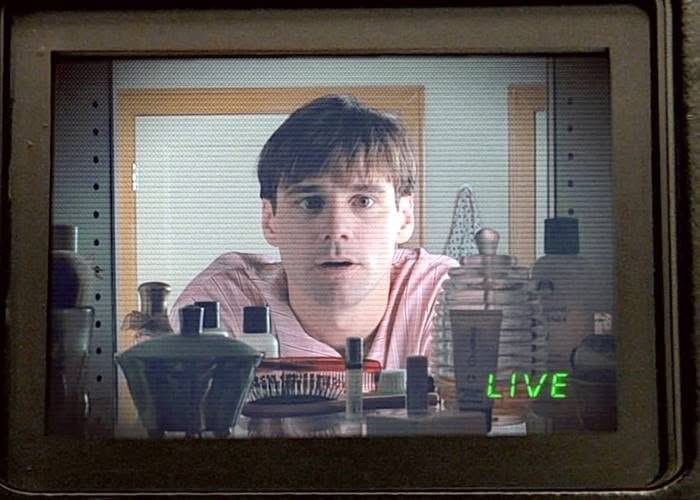 Dulu pas nonton The Truman Show, gue mikir “𝗦𝗶𝗮𝗽𝗮 𝘀𝗶𝗵 𝘆𝗮𝗻𝗴 𝗺𝗮𝘂 𝗻𝗼𝗻𝘁𝗼𝗻𝗶𝗻 𝗵𝗶𝗱𝘂𝗽 𝗼𝗿𝗮𝗻𝗴 24 𝗷𝗮𝗺 𝗻𝗼𝗻𝘀𝘁𝗼𝗽? 𝗚𝗮𝗸 𝗺𝗮𝘀𝘂𝗸 𝗮𝗸𝗮𝗹.”

Sekarang?😅